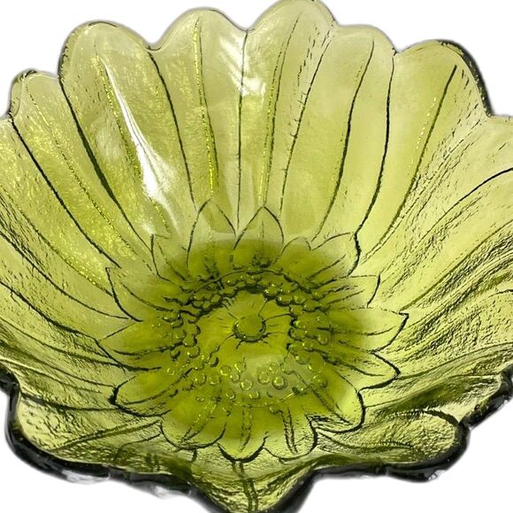 Vintage Indiana Glass Textured MCM Avocado Green Sunflower Bowl 7" Wide - Picture 3 of 4